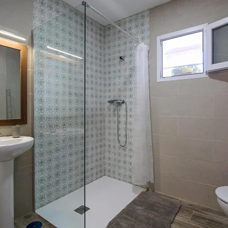 4 Bedroom Gorgeous In Hébergement de vacances Sedella