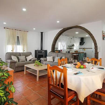 4 Bedroom Gorgeous In Hébergement de vacances Sedella